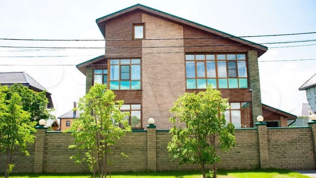 В Барнауле продают экологичный трехэтажный коттедж с панорамными окнами за  25 миллионов рублей