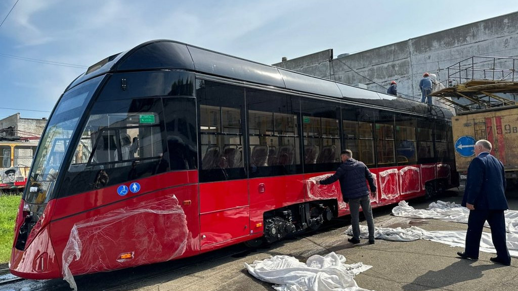 В Барнаул прибыл новый низкопольный трамвай