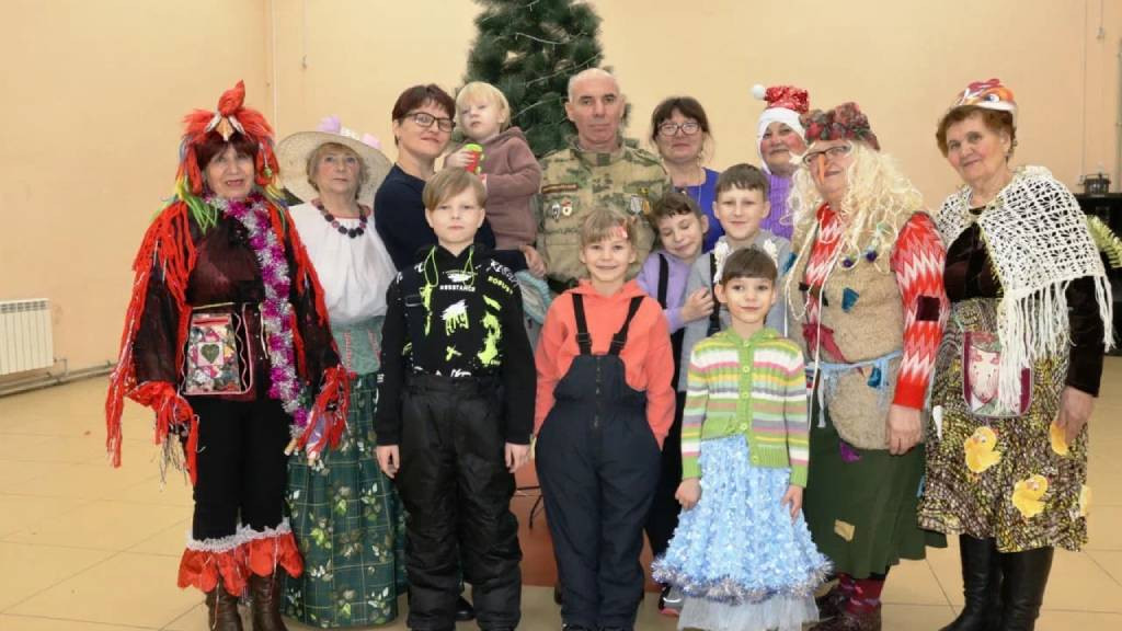 Для 63 детей ветеранов СВО в Залесовском муниципальном округе провели красивый новогодний праздник