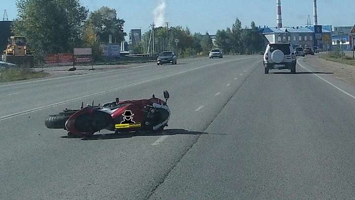 Мотоциклист на Kawasaki попал в больницу после ДТП в Барнауле Фото №1