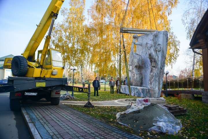 В Белокурихе установили мраморную скульптуру «Der Kontrabass»