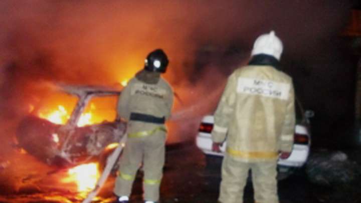 Ночью в Барнауле полыхали два автомобиля