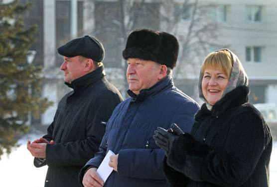 В церемонии вручения ключей от автомобилей принял участие губернатор края Александр Карлин.
