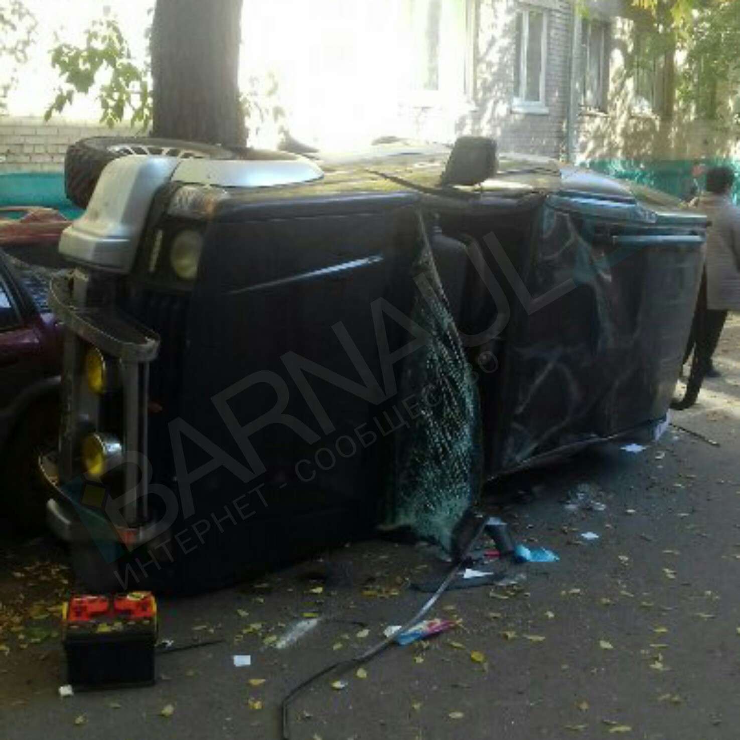 «Полный трэш»: Внедорожник перевернулся после ДТП в Барнауле Фото №3