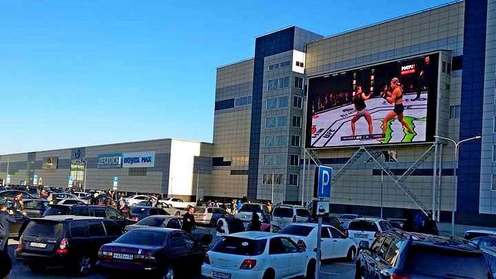 Бой Нурмагомедова и Макгрегора на большом экране смотрят сотни барнаульцев Фото №1