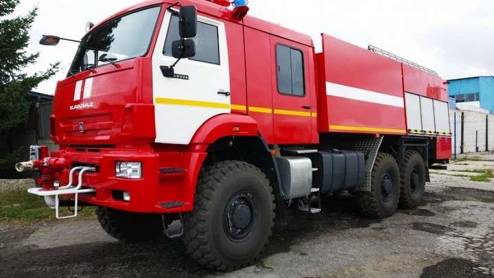 Современный пожарный автомобиль пополнил парк спецтехники аэропорта Барнаула Фото №1