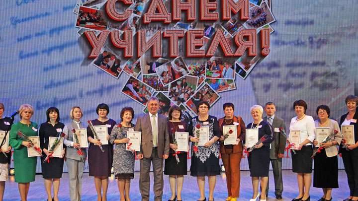 20 педагогов Алтайского края получили премии по 200 тысяч рублей Фото №1