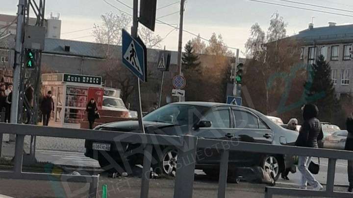 Иномарка снесла знак «Пешеходный переход» в центре Барнаула Фото №1