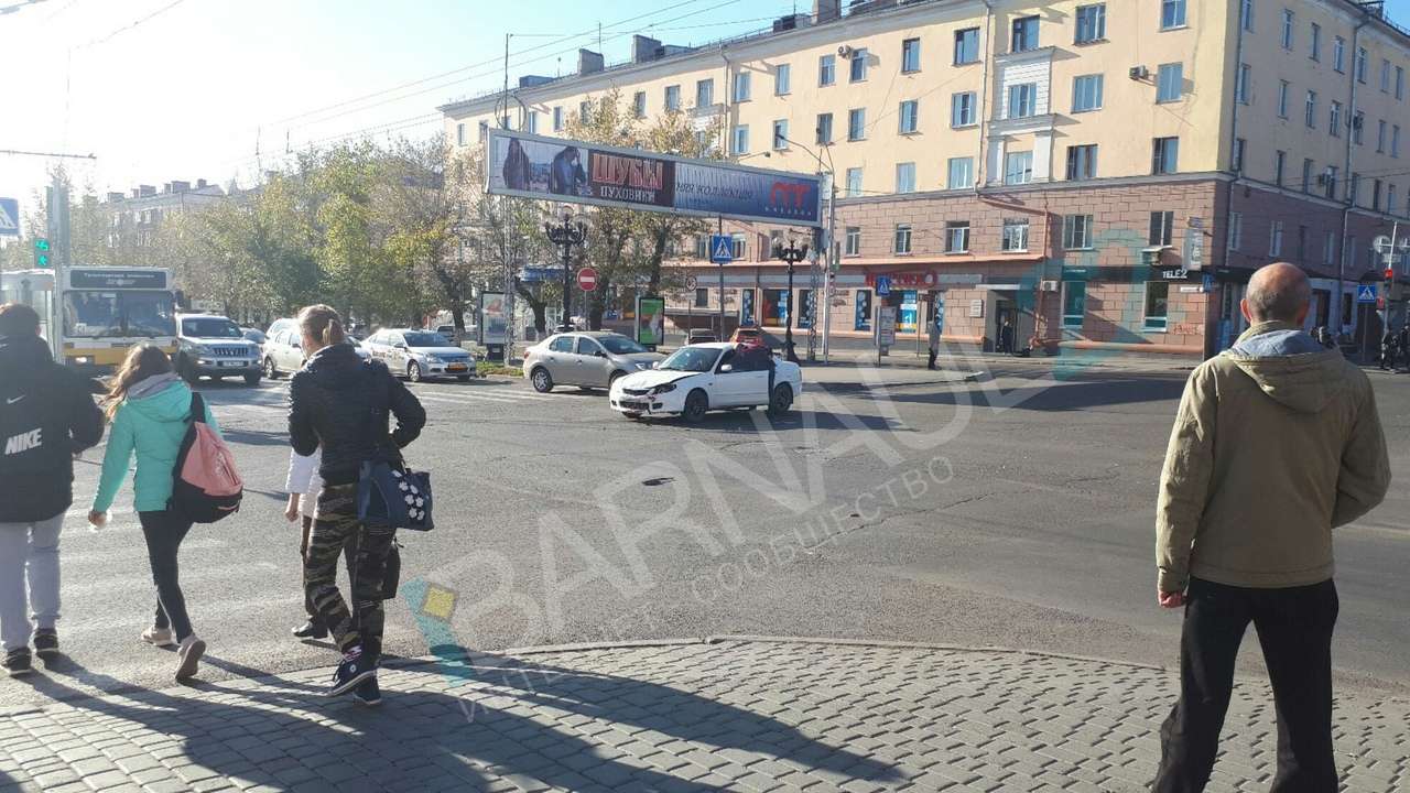 Иномарка снесла знак «Пешеходный переход» в центре Барнаула Фото №3