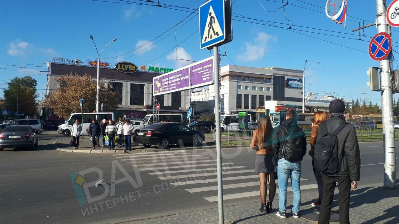 Иномарка снесла знак «Пешеходный переход» в центре Барнаула Фото №2