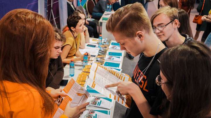 Поступать – в Красноярск: СФУ презентует абитуриентам Бийска свои институты Фото №1