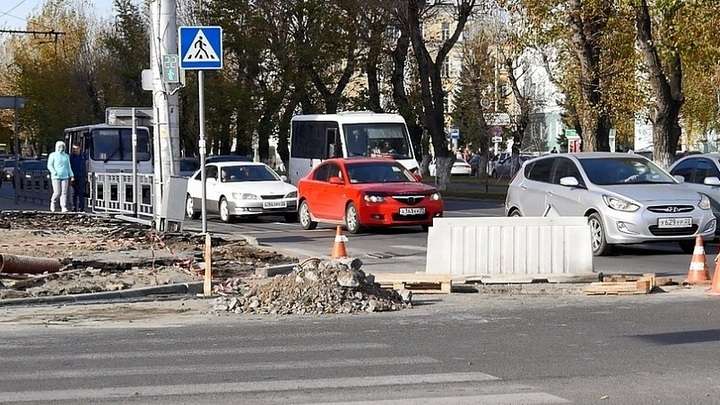 Лужи не будет. На ул. Молодежной в Барнауле обустраивают водоотведение Фото №1