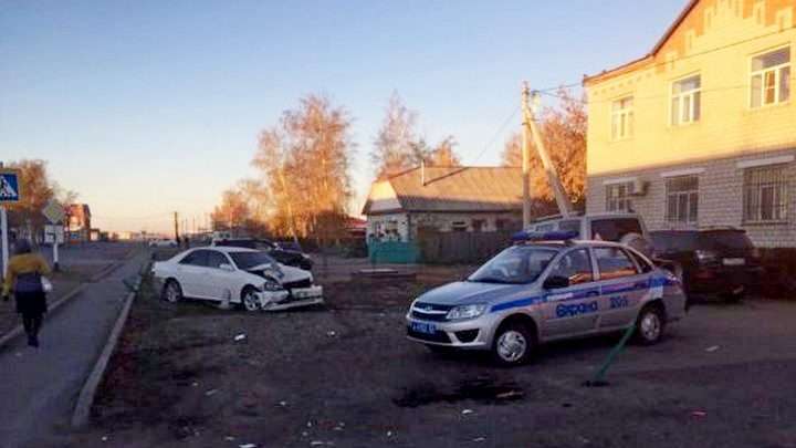 Иномарка протаранила припаркованный патрульный автомобиль в Алтайском крае Фото №1