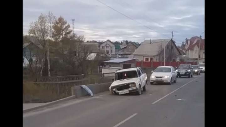 ВАЗ налетел на бетонное ограждение во Власихе. Есть пострадавший Фото №1