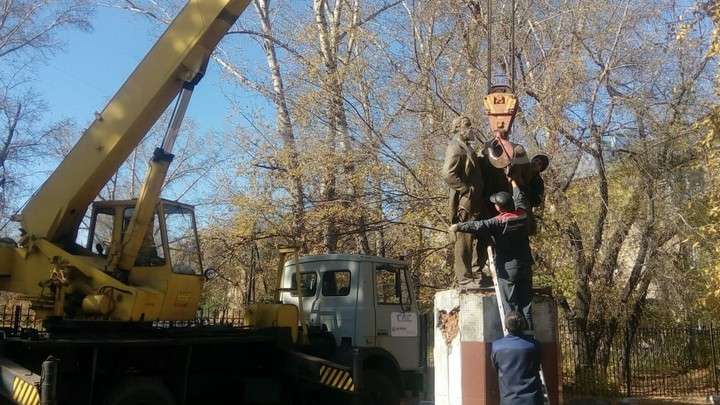 Постамент скульптуры Маркса и Энгельса отправили на реставрацию в Рубцовске Фото №1