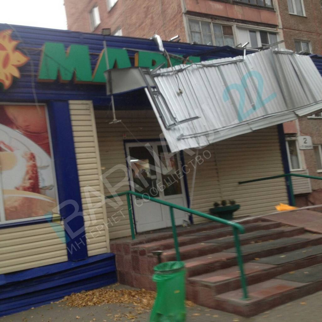 В Барнауле бушует ураган: падают деревья, рекламные щиты, остановки Фото №3