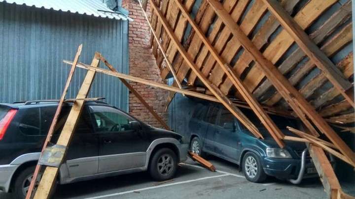 В Барнауле крыша павильона обрушилась на машины Фото №1