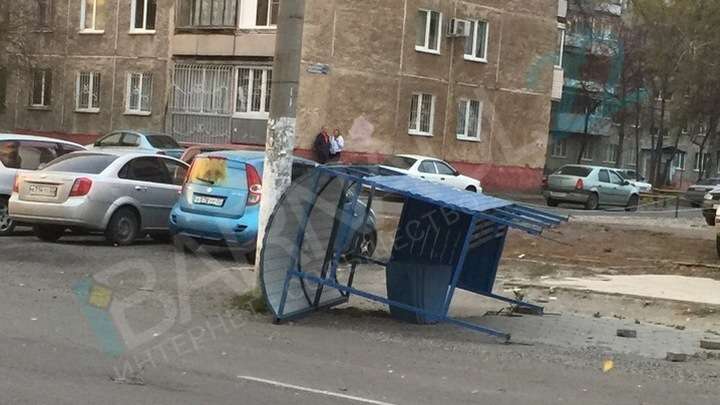 Сильный ветер опрокинул три остановки в Барнауле Фото №1