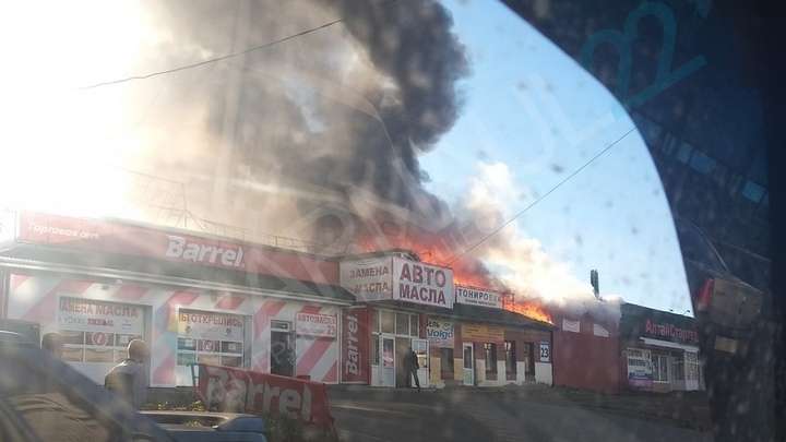 Две машины сгорели при пожаре в барнаульской автомастерской Фото №1