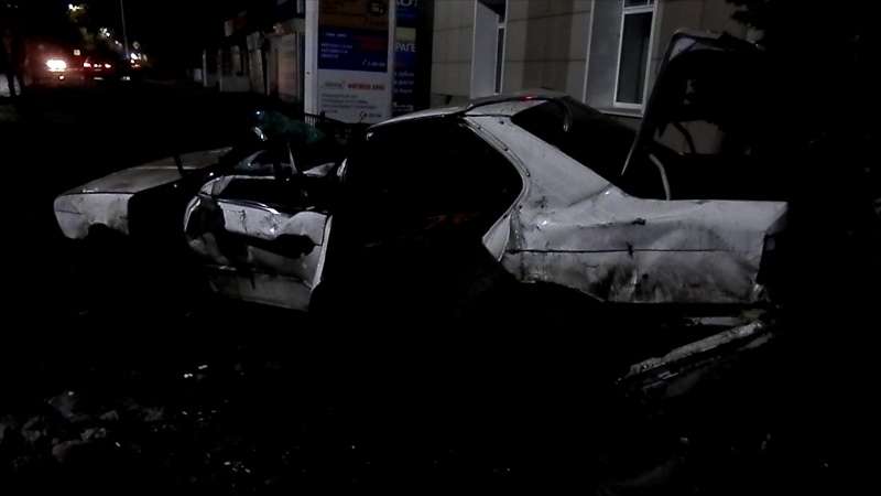 В Рубцовске автомобиль снес заграждение и влетел в столб Фото №1