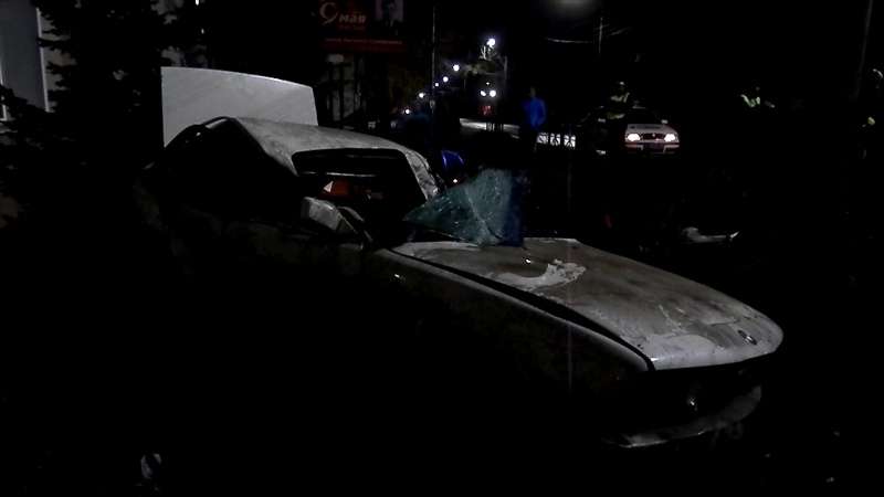 В Рубцовске автомобиль снес заграждение и влетел в столб Фото №3