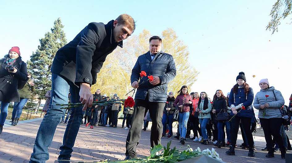 В Барнауле почтили память погибших в результате трагедии в Керчи Фото №2