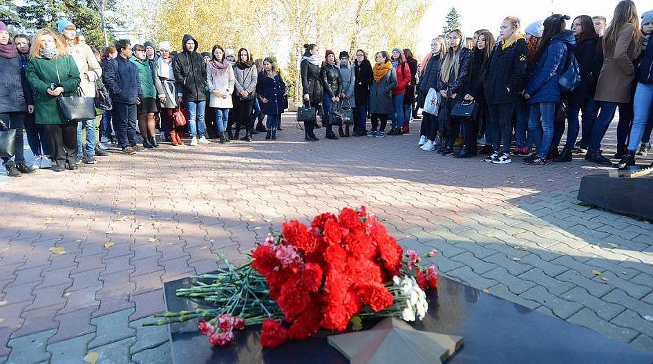 В Барнауле почтили память погибших в результате трагедии в Керчи Фото №1