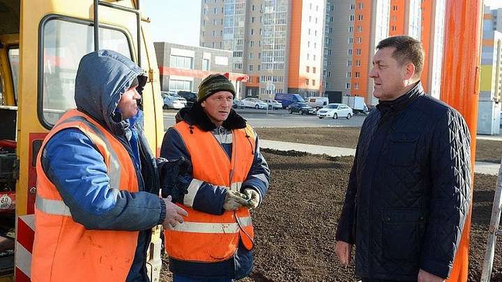 Сергей Дугин проверил, как идет строительство дорог в новых кварталах Барнаула Фото №1