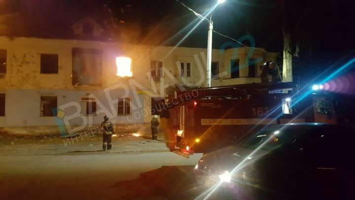 Заброшенный дом горел в Барнауле ночью 19 октября Фото №1