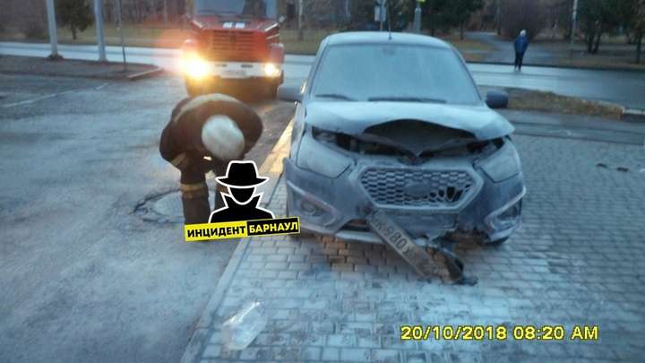 Неизвестные подожгли автомобиль прямо на парковке в Барнауле - очевидцы Фото №1