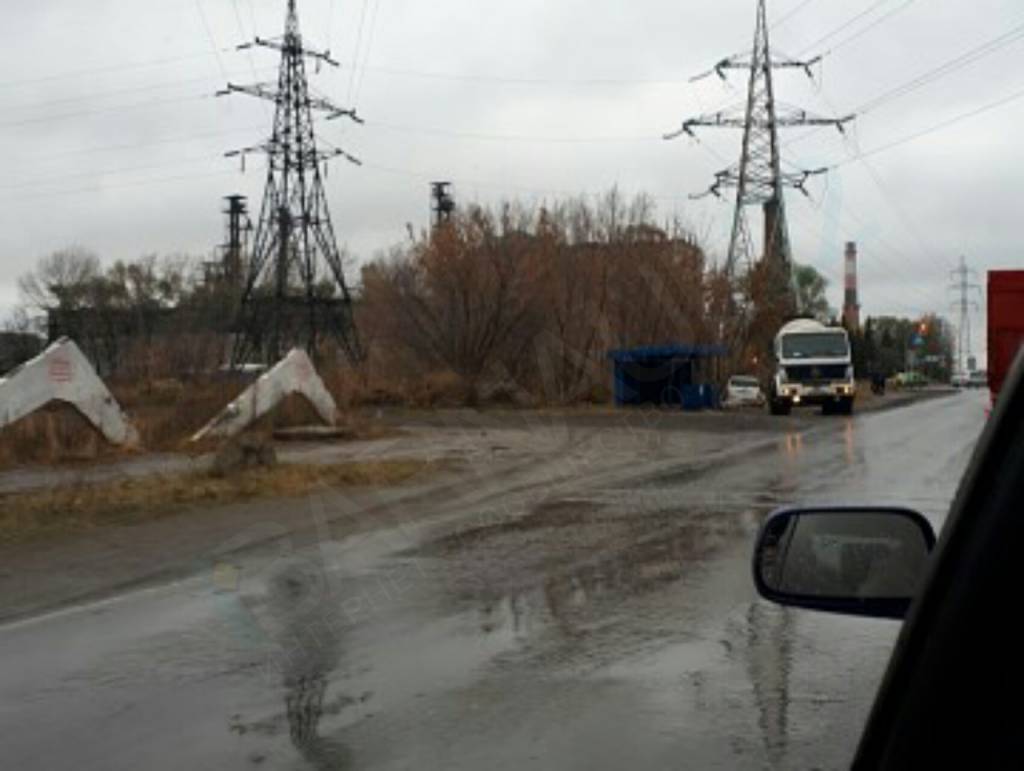В Барнауле автомобиль-миксер снес легковушку с дороги Фото №2