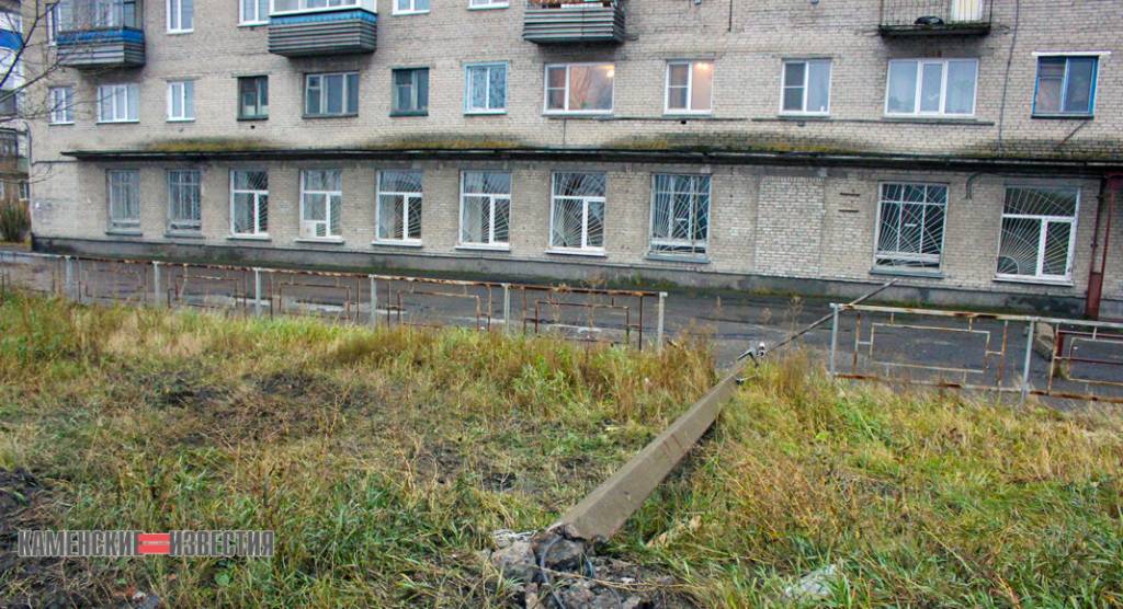 В Камне-на-Оби автомобиль сбил столб рядом с детской поликлиникой Фото №2