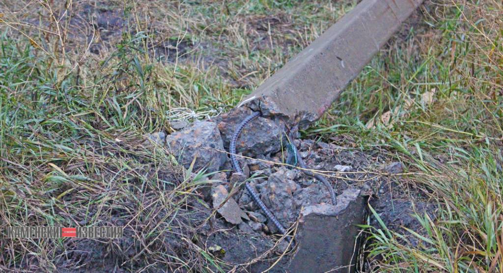 В Камне-на-Оби автомобиль сбил столб рядом с детской поликлиникой Фото №3