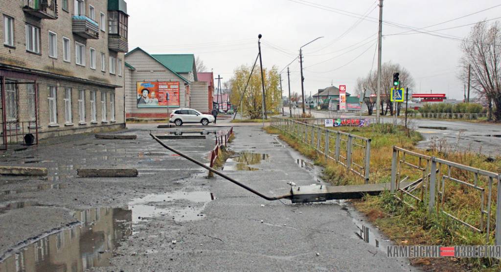 В Камне-на-Оби автомобиль сбил столб рядом с детской поликлиникой Фото №4