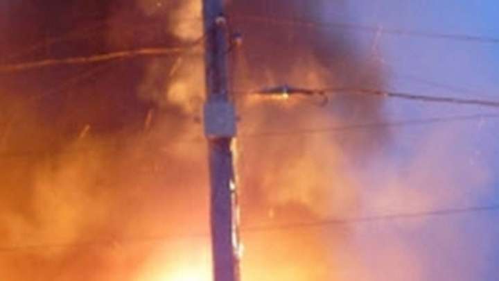 Столб электропередач сгорел в Зональном районе Фото №1
