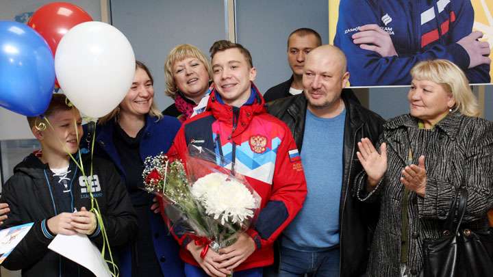 Гимнаста Сергея Найдина и его тренера Сергея Степаненко встретили в Барнауле овациями Фото №1