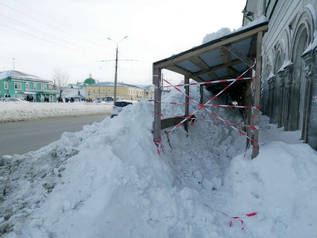 Сугробов сегодня. Барнаул завалило снегом. Барнаул снег. Норильск центр завалило снегом. Сыктывкар завалило снегом.