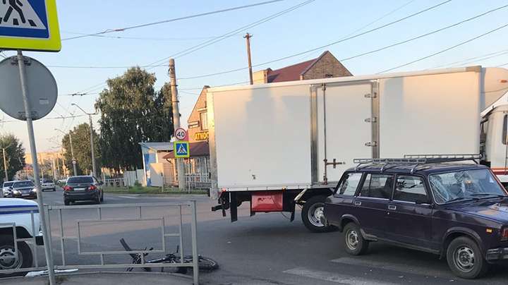 Велосипедиста сбили на перекрестке в Барнауле Фото №1