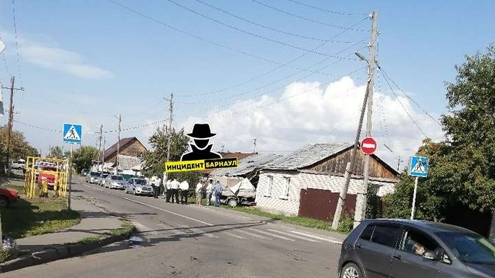 С доставкой на дом. В Барнауле грузовик врезался в дом Фото №1