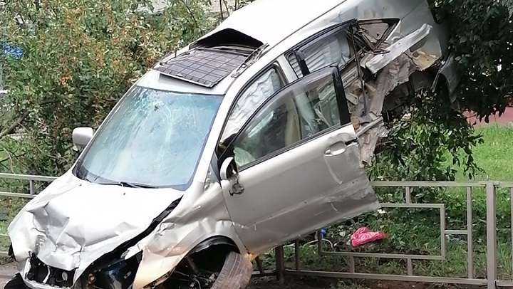 Взлет не удался. В Барнауле водитель Lexus не справился с управлением Фото №1