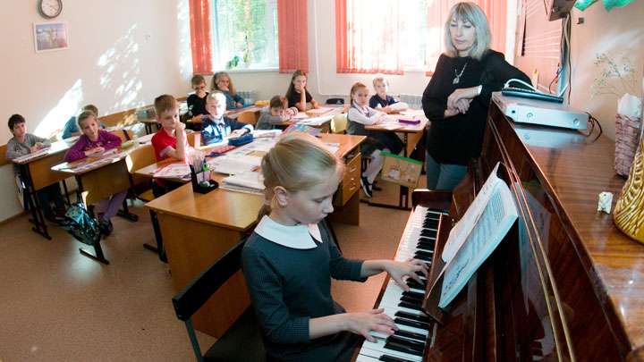 Названа средняя зарплата учителей в России Фото №1