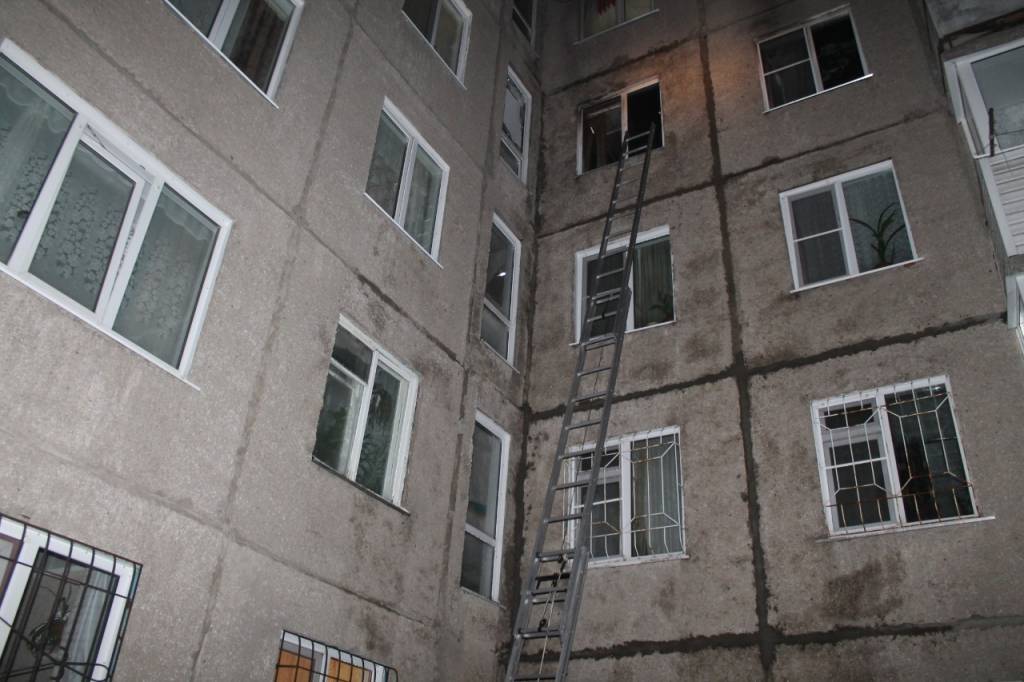 83 человека эвакуировали из горящей многоэтажки в Барнауле Фото №4