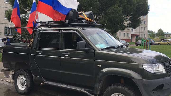 Пикап с музыкой проехал по улицам в пригороде Барнаула Фото №1