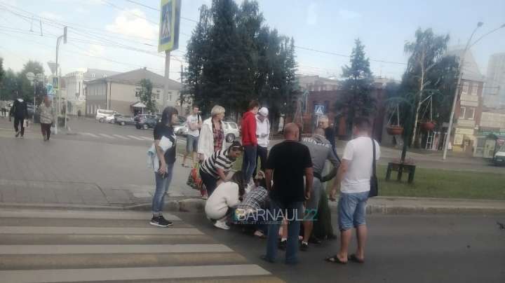 Подростка на самокате сбил автомобиль в центре Барнаула Фото №1