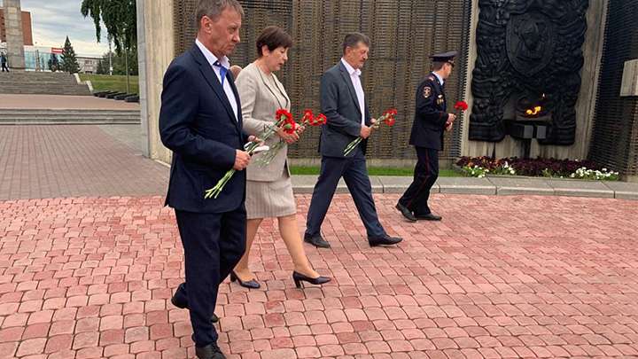 В годовщину победы в Курской битве возложены цветы к Мемориалу в Барнауле Фото №1