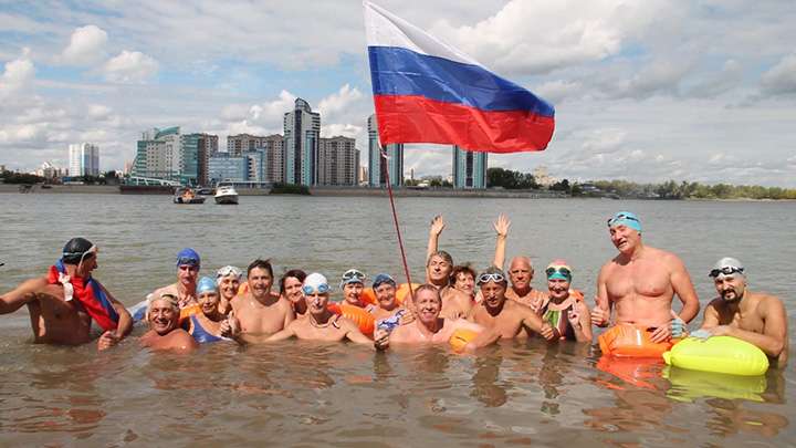 Алтайский морж переплыл Обь с флагом России в руке Фото №1