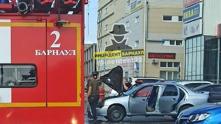 В Барнауле возле торгового центра вспыхнул автомобиль Фото №1