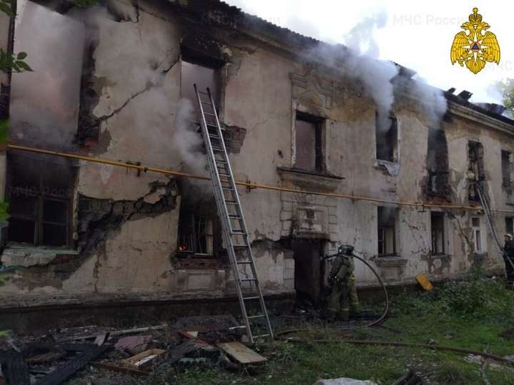 Сильный пожар произошел в расселенной многоэтажке Барнаула Фото №3