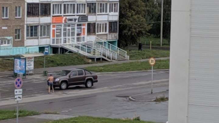 Голый мужчина разгуливал по проезжей части в Барнауле Фото №1