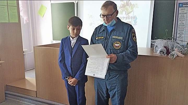 Сотрудники МЧС поблагодарили алтайского школьника, спасшего дом соседей от пожара Фото №1